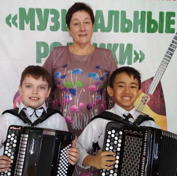  В районном конкурсе «Музыкальные родники» приняли участие 42 исполнителя-народника и 9 ансамблей 